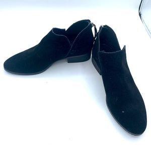 REACTION KENNETH COLE black suede booties woman size